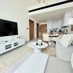 Stylish 1Br In Jvc Balcony, Pool & Free Parking