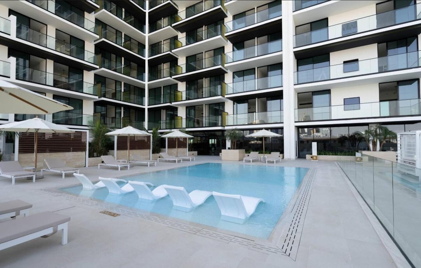 Stylish 1br In Jvc Balcony, Pool & Free Parking Apartment *