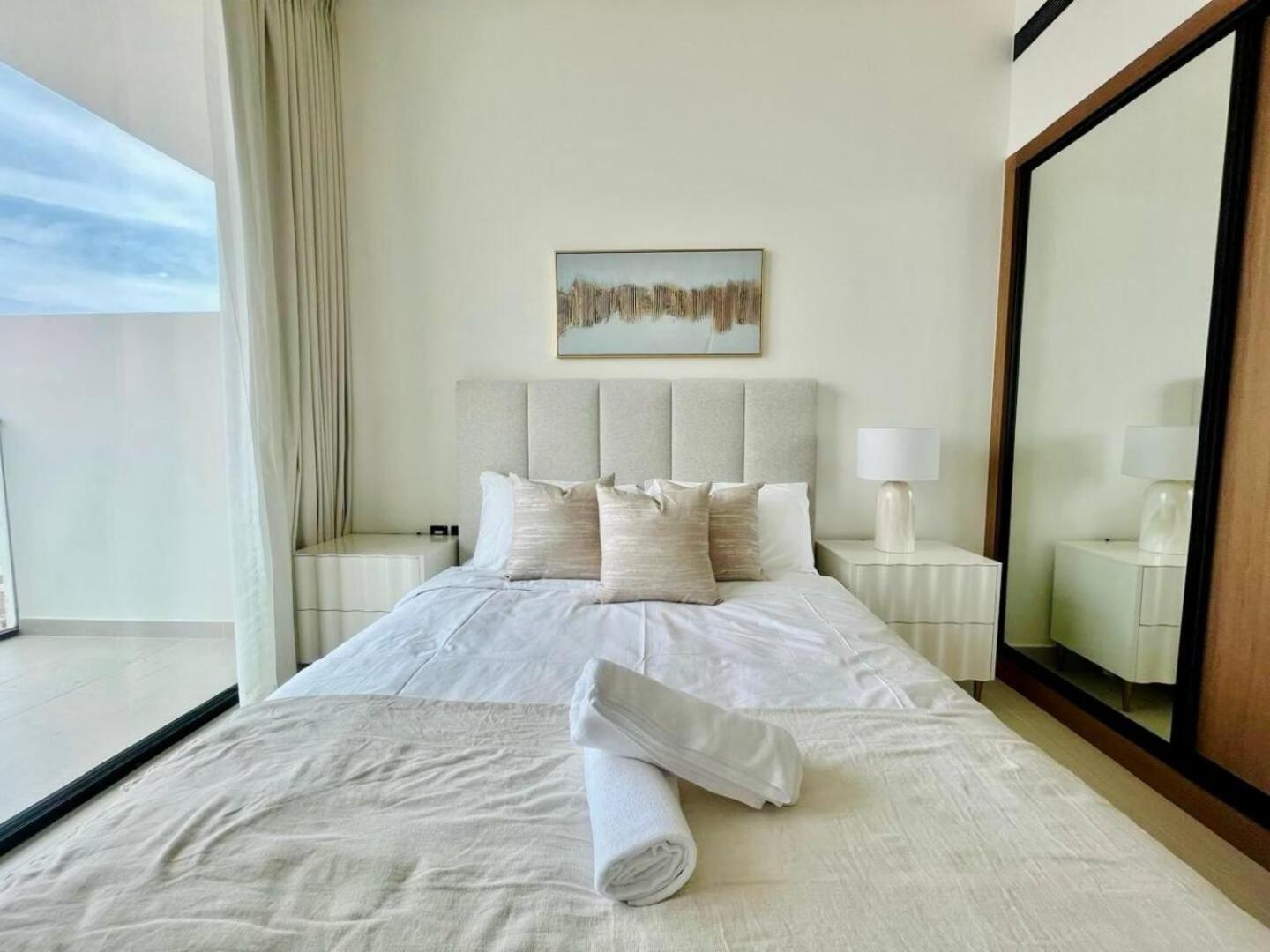 Stylish 1br In Jvc Balcony, Pool & Free Parking Apartment *